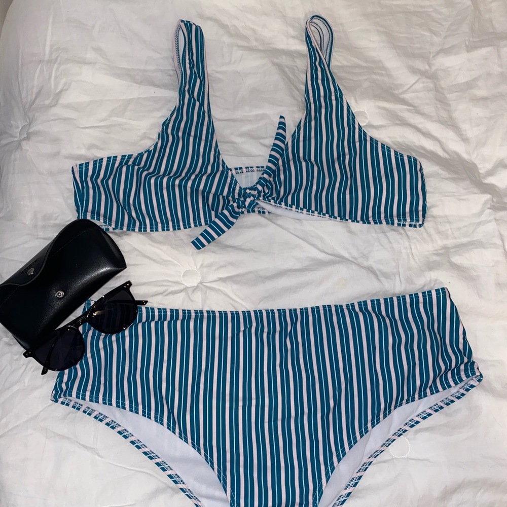 PLUS SIZE SHEIN Swimsuit / Striped Bikini 2XL
